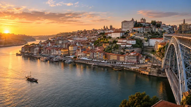Ribeira do Porto e o rio Douro ao entardecer